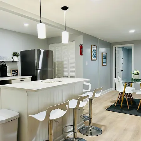Comfy Lower Lvl Apt With Jetted Tub Near Uptown And Unc